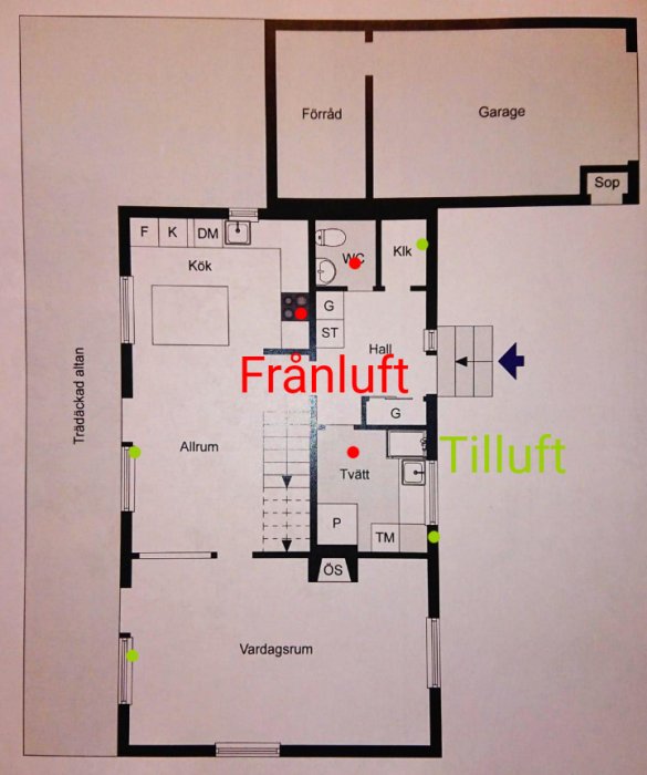 Planritning av ett hus med markeringar för tilluft och frånluft i olika rum, textmarkerat för tydlighet.