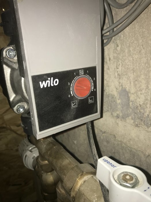 Wilo cirkulationspump installerad på rör med inställningsreglage synligt.
