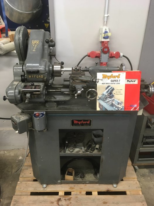 Myford Super 7B svarv med Nortonlåda på ställning, verktyg under, informationsbroschyr framtill.