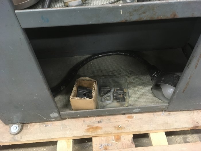 Bild på tillbehör till Myford Super 7B svarv, inkluderar metallstycken och kablar, redo för provkörning.