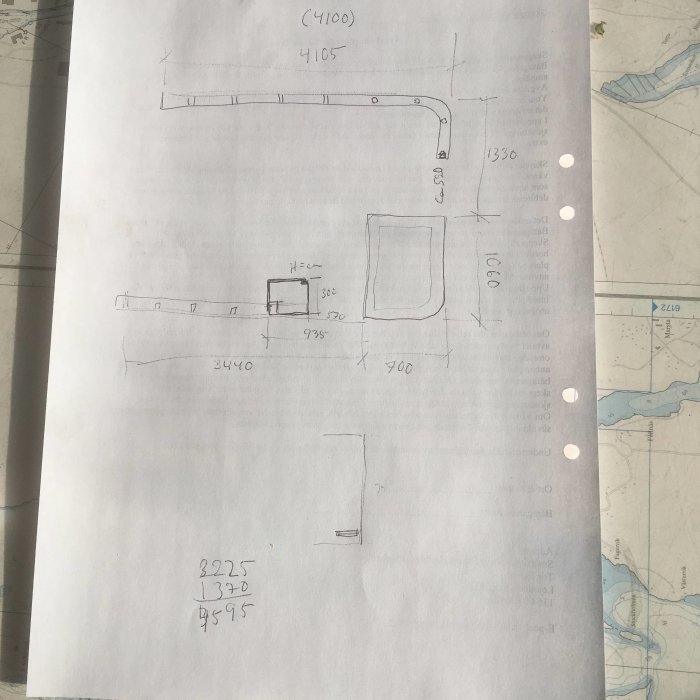 Handritad skiss av byggprojekt med måttangivelser på olika konstruktionselement.