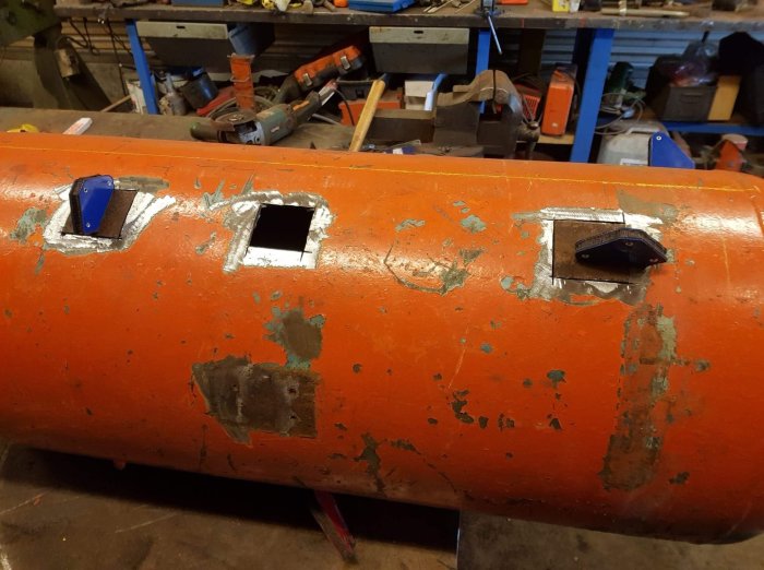 Rostig orange yta med lagade utskärningar och verktyg i bakgrunden.