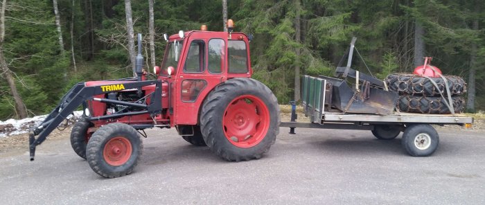 1969 års Volvo BM 400 Buster med Trima frontlastare, skopor, gafflar, lyftpinne, bakvikt, enkel släpvagn och skogskedjor.