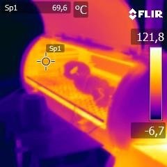 Termisk bild av en rökning av julskinka där temperaturer visas på en skärm.