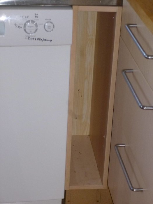 Anpassat Ikea-skåp smalnat till 160 mm bredvid en diskmaskin i ett kök.