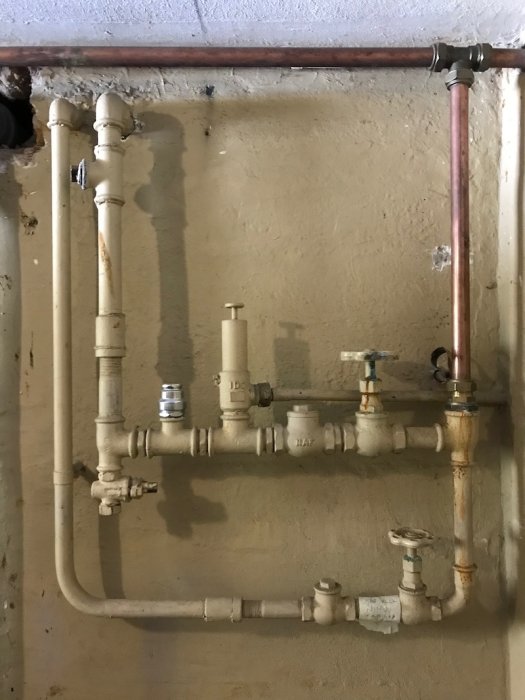 Komplex rörsystemskonfiguration med etiketterade komponenter, inklusive radiatorreturledning och tappvatteninlopp.