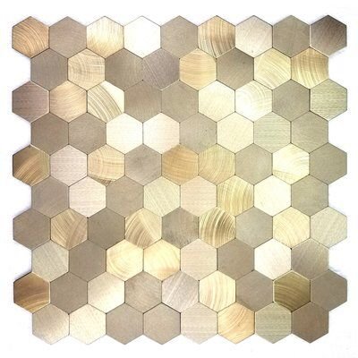 Hexagonalt kakel i olika nyanser av beige och brunt, med en yta som efterliknar trä.