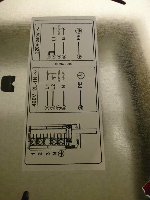 Schematisk bild över inkopplingsalternativ för en glaskeramikhäll, med märkningar för olika spänningsnivåer.