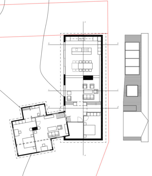 Ritning av ett hus med tillbyggnad som visar både planlösning och fasadutsnitt, markerat i nackaområdet.