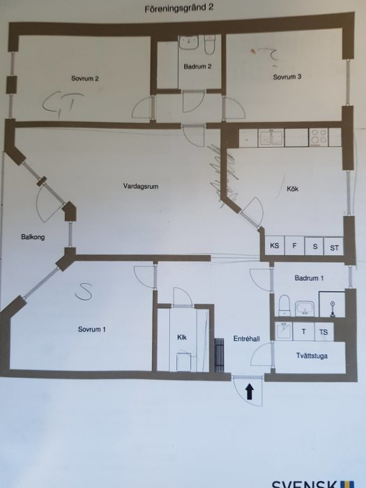 Planritning av en lägenhet som visar kökets och vardagsrummets placering relativt varandra och andra rum.