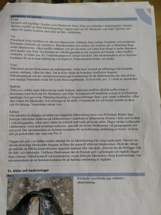 Sidor från ett besiktningsprotokoll med text om rötskador i fasad, takläckage och fukt i källare, markerat med kommentarer.