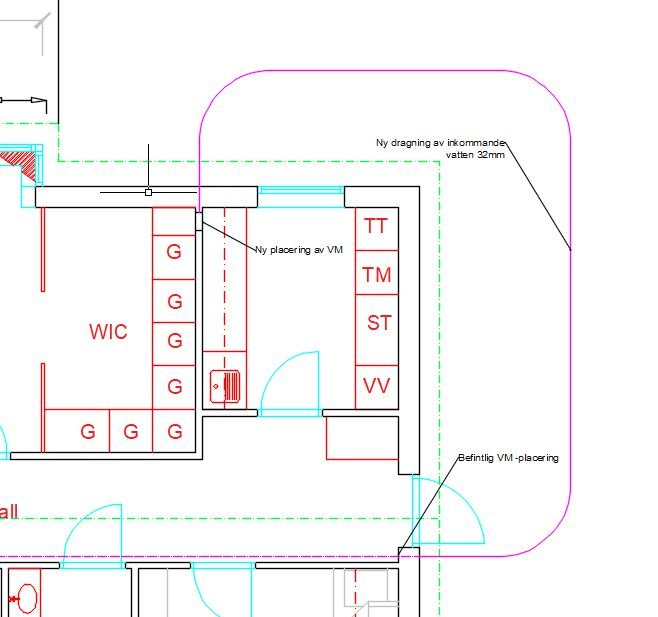 Ritning av tvättstugerenovering med markerad ny ledningsdragning för vatten i rosa och befintlig VM-placering.