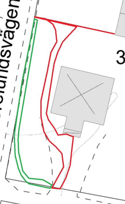 Svartvit skiss av en fastighetsplan där en hörntomt markerats med röda och gröna linjer som illustrerar planerade gräsmattor och grusgångar.