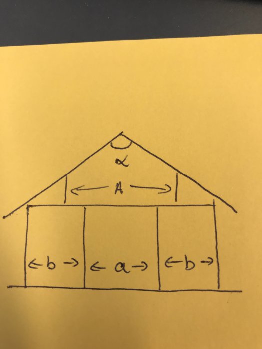 Handritad skiss av en byggnadsstruktur som visar en 1 1/2 plans villa med två bärande väggar.