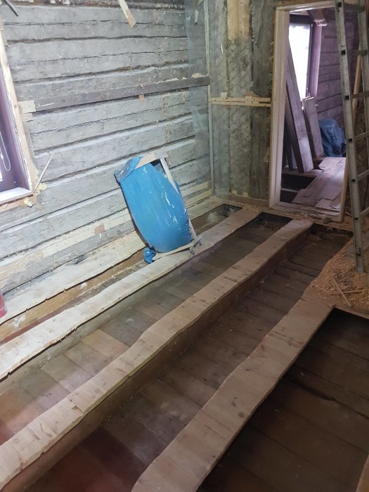 Renoveringsprojekt av en gammal matsal med pågående golvarbete och synliga träreglar.