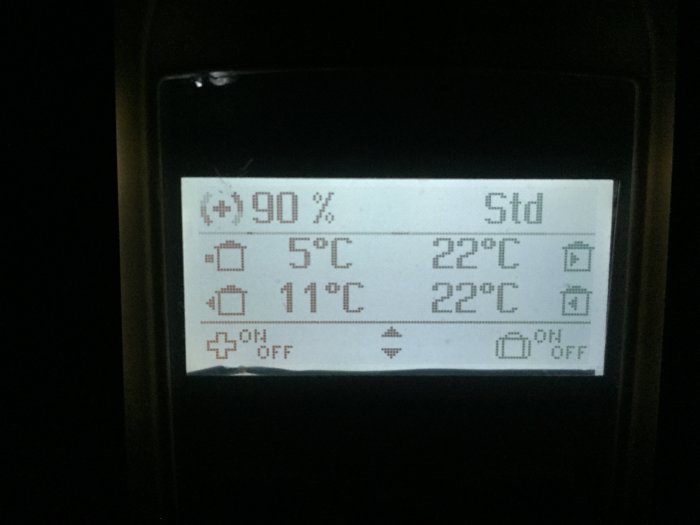 Display av FTX-system Heru 130 S EC som visar temperatur och luftfuktighet, med misstänkt felkopplade sensorer.