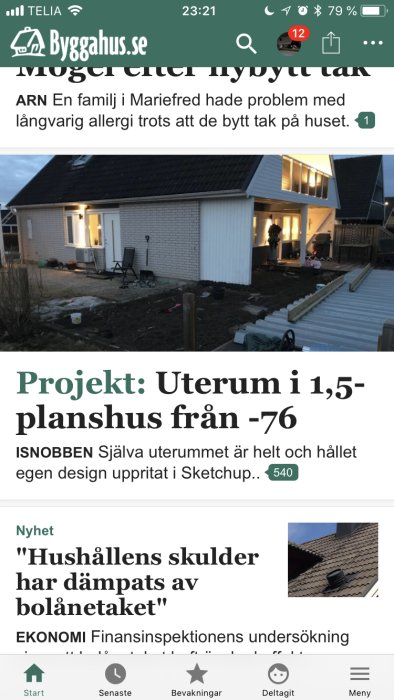 Kvällsbild på en villabyggarplats med pågående arbete för ett uterum, ojämn mark och material synliga.