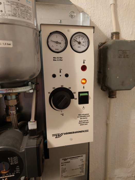 Elpanna från Värmebaronen med tryckmätare, temperaturinställning och varningslampor.