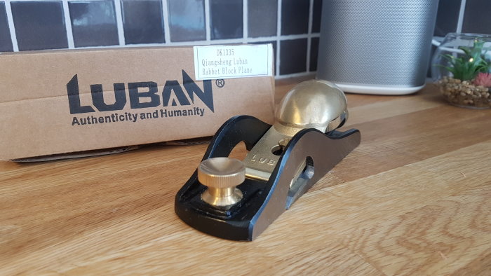 Luban Rabbet Block Plane verktyg framför dess förpackningslåda på ett köksbord.