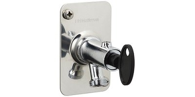 Vattenutkastare av märket FMM monterad på en vägg, med inringad del som visar inbyggd backventil.