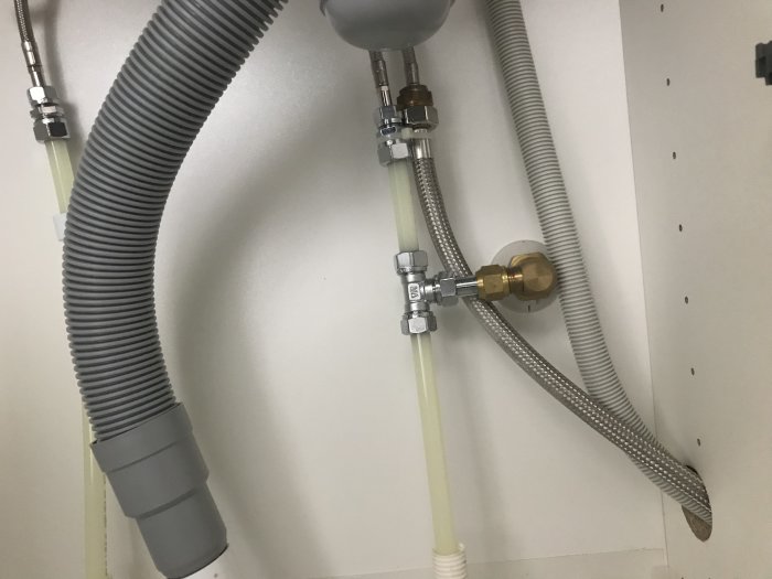 Installation av backventil och röranslutningar på vägg inomhus.