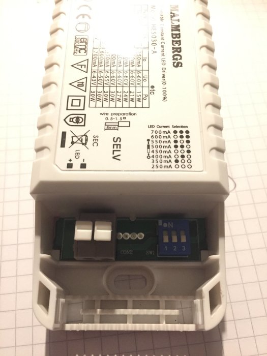 Malmbergs drivdon för LED, öppen med tekniska specifikationer och inställningsdippswitchar synliga.