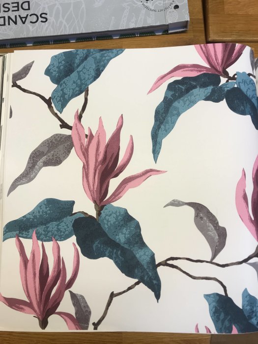 Blommig tapet med rosa blommor och blågröna löv ur en mönsterbok.
