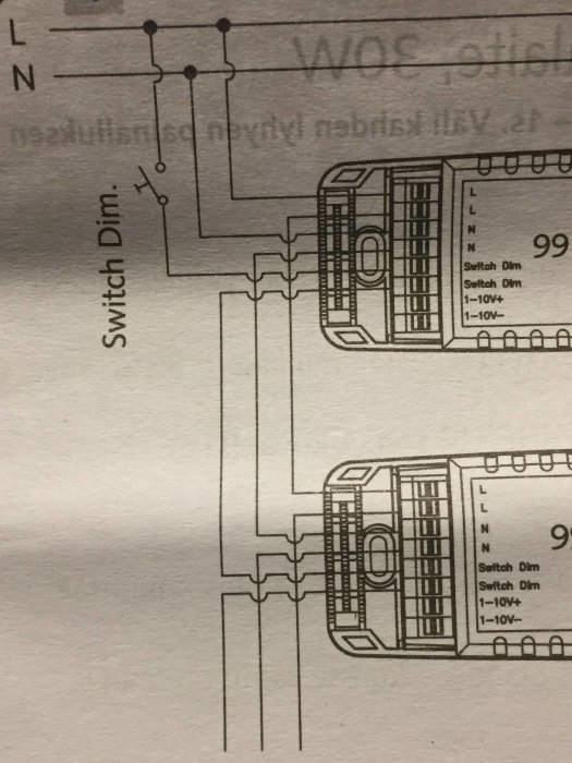 Närbild av en elektrisk kopplingsskiss för en switch dimmer, med detaljerade kabelförbindelser och märkningar.