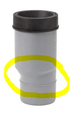 Grå avloppsrörskoppling markerad med gul ring runt den släta delen som ska sticka upp i flytspacklet.