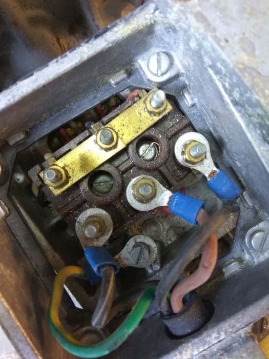 Bild av en elektrisk kopplingsdosa med flera ledningar och anslutningar, innan någon ändring.