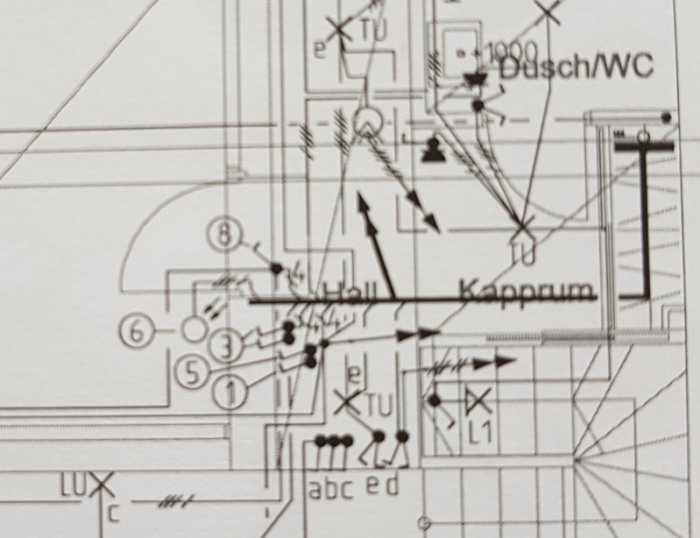 Närbild av en elritning som visar ledningar och installationspunkter för en byggnad, med markerad dosa och flera indragen.