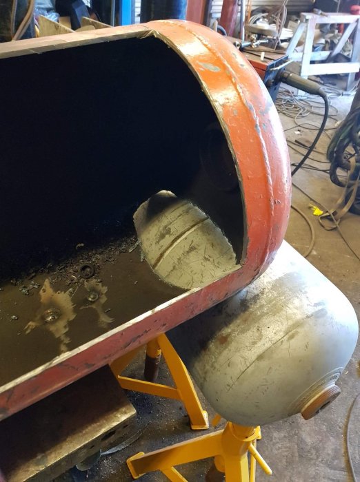Svetsningsprojekt med tre svetssträngar på en metallkonstruktion, framför en verkstadsbakgrund.