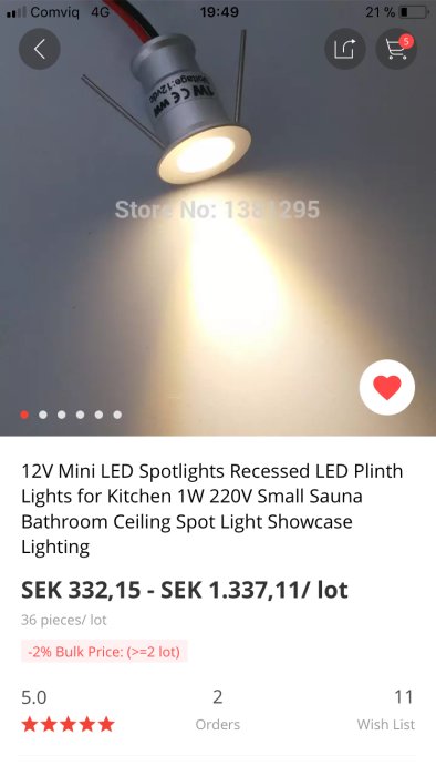 En tänd 12V mini LED-spotlight monterad i taket som lyser med varmt ljus, testad av köparen.