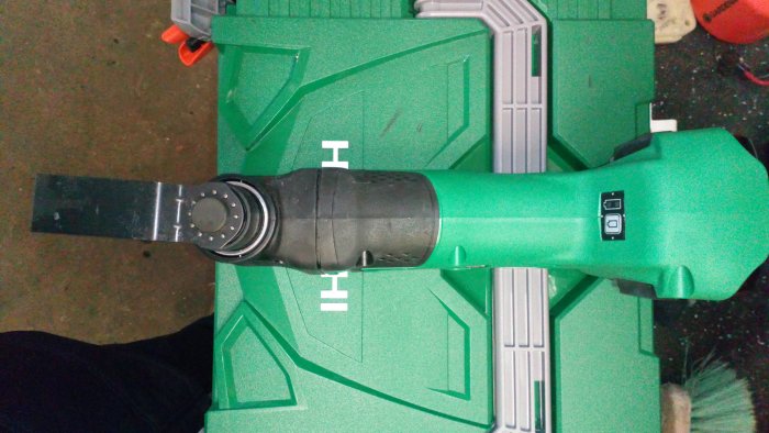 Hitachi multiverktyg med snett verktygsfäste som visar en potentielldefekt eller designfel.