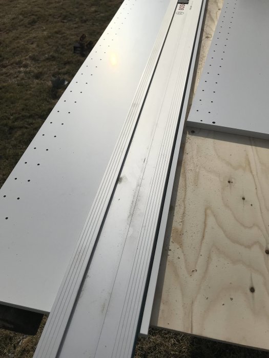 IKEA-skåpstommar avkortade för anpassning, ligger på gräsmatta med avkapade bitar bredvid.