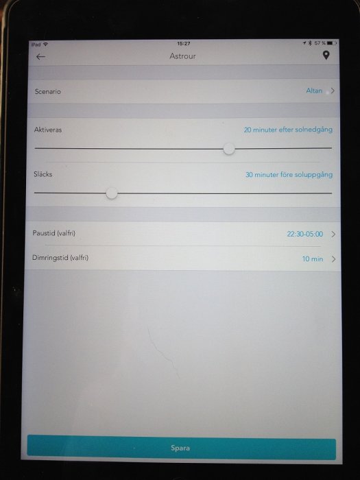 En smart enhets skärm med belysningsstyrning på en altan via en app.