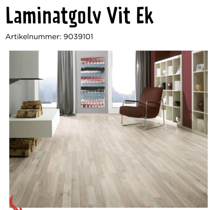 Ljust laminatgolv i ett modernt inrett rum med bokhylla, fåtölj och fönster med utsikt.