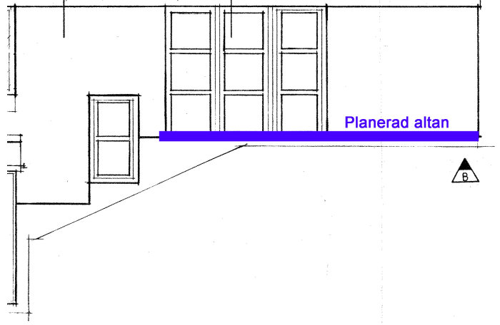 Arkitektritning av en byggnadsfasad med markering av planerad altan.