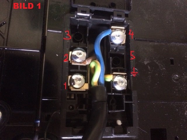 Spishällens undersida med kabel och byglad fas mellan kontaktering 1 och 2, samt nolla och jord.