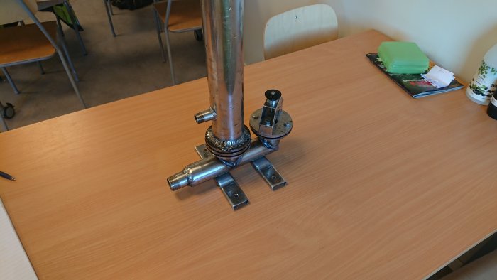 Metallkonstruktion med rör och ventiler på ett bord, redo för försäljning på eBay.