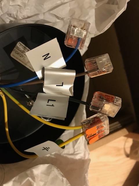 Elkablar och sockerbitar i olika färger som är redo för installation i en ljusarmatur.
