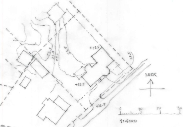 Skiss av situationsplan för ett byggprojekt som visar tomten och omgivande marknivåer.