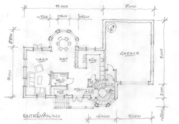 Handritad skiss av entrevåningen för en stor villa med detaljer av vardagsrum, matplats, kök, WC, hall och garage.