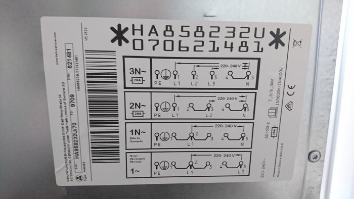 Etikett med kopplingsscheman för induktionsspis visande olika elektriska kretsar och terminalnummer.