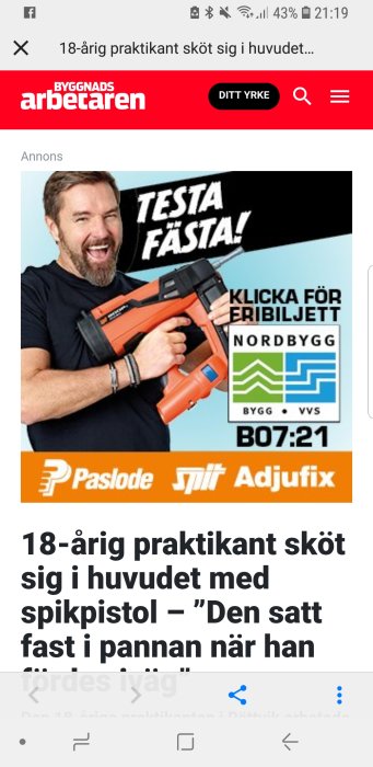 Leende man håller en spikpistol med texten "TESTA FASTA" i en reklambild för byggverktyg.