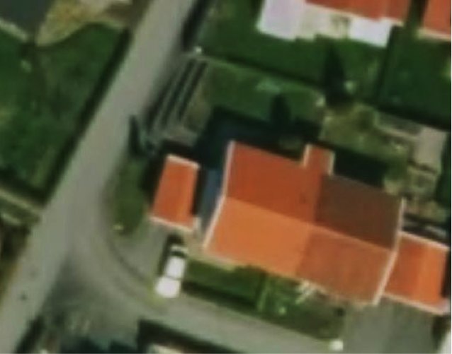 Satellitbild över ett bostadsområde som visar hus, trädgårdar och en gata.
