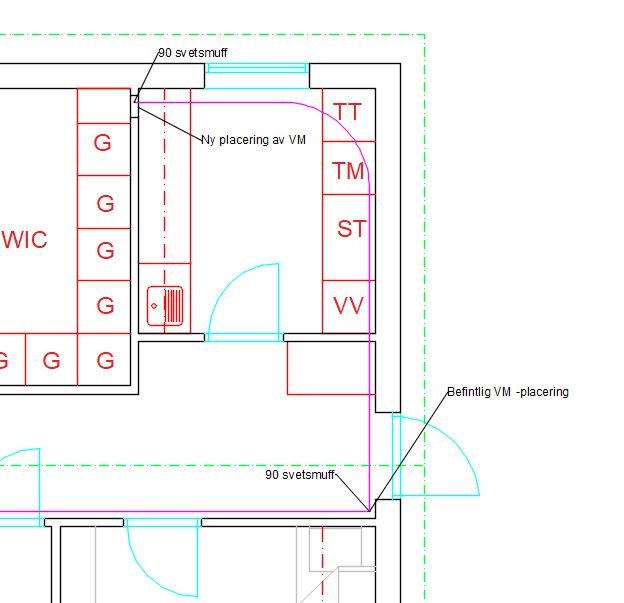 Ritning av ett byggprojekt som visar en ny placering av en varmvattenberedare med anvisningar för rördragning.