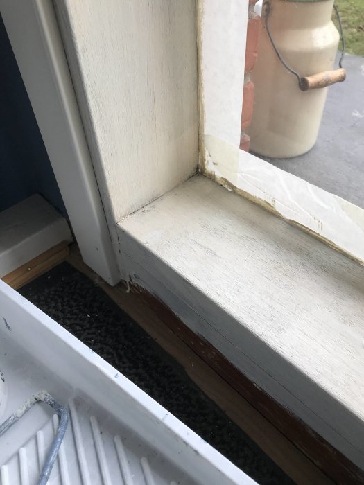 Ny målning på ytterdörr och fönsterparti som inte fäster ordentligt och klumpar sig.