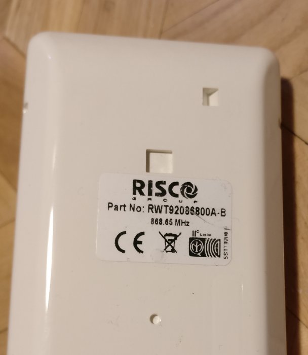 RISCO rörelsesensor modell RWT92086800A-B, vit, med etikett och tekniska specifikationer.