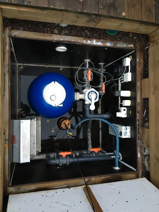 Pool pump och filter i maskinlåda drabbad av grundvatteninträngning.